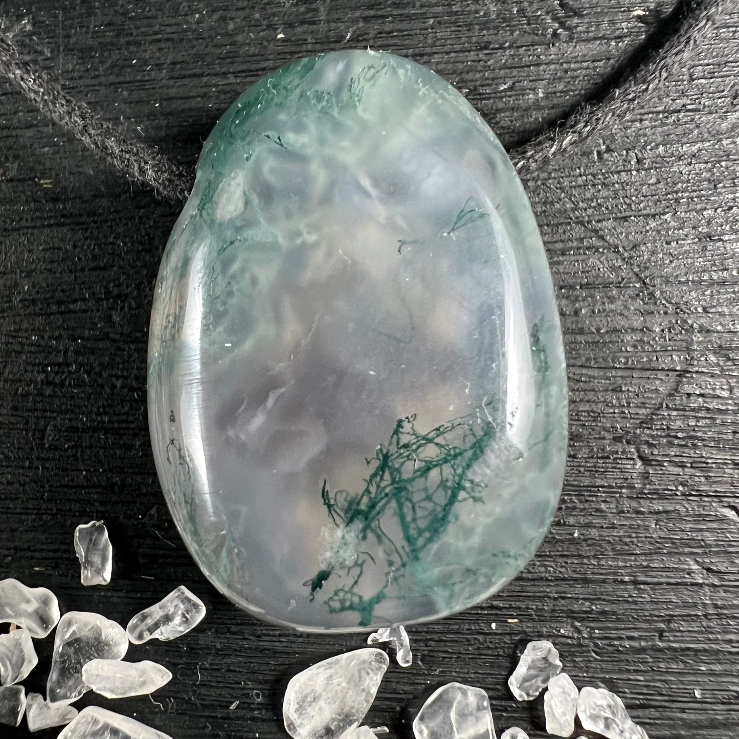 Moosachat Unikat | Brasilien | Vorderseite | klares Innenleben | zarte grüne Fäden | milchig-transparente Basis | Happy Minerals