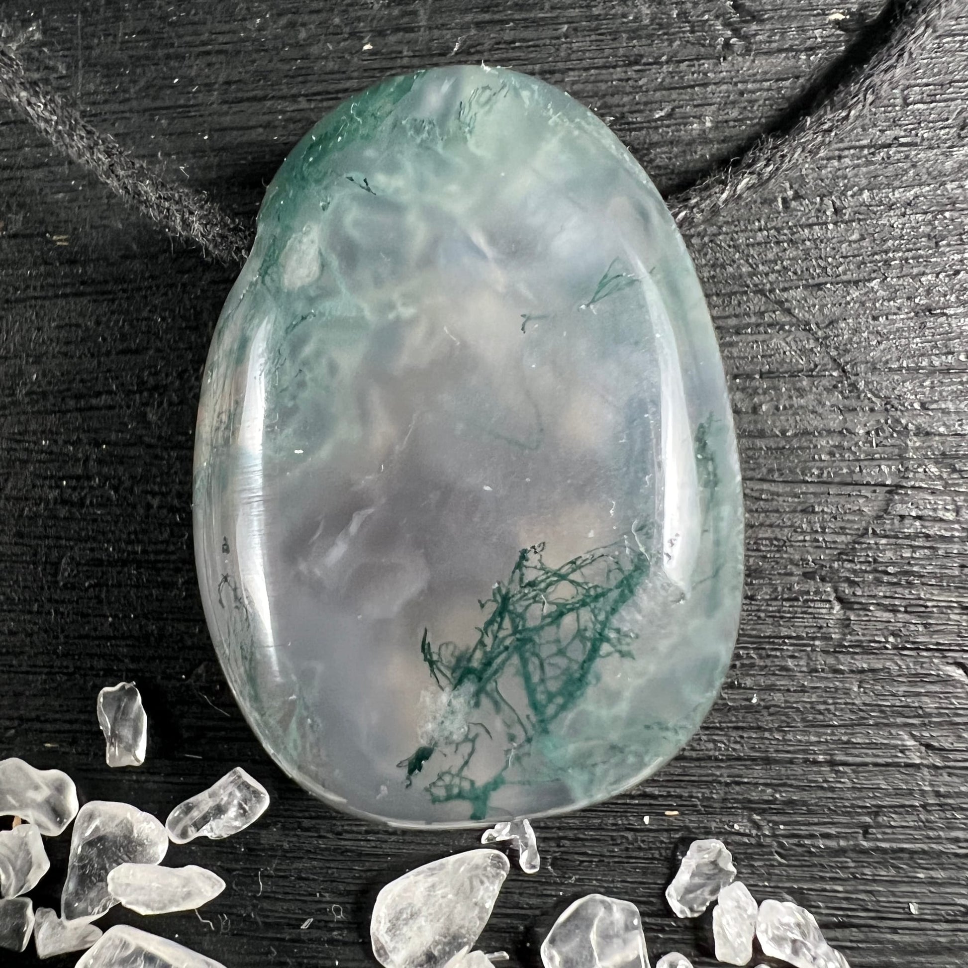 Moosachat Unikat | Brasilien | Vorderseite | klares Innenleben | zarte grüne Fäden | milchig-transparente Basis | Happy Minerals