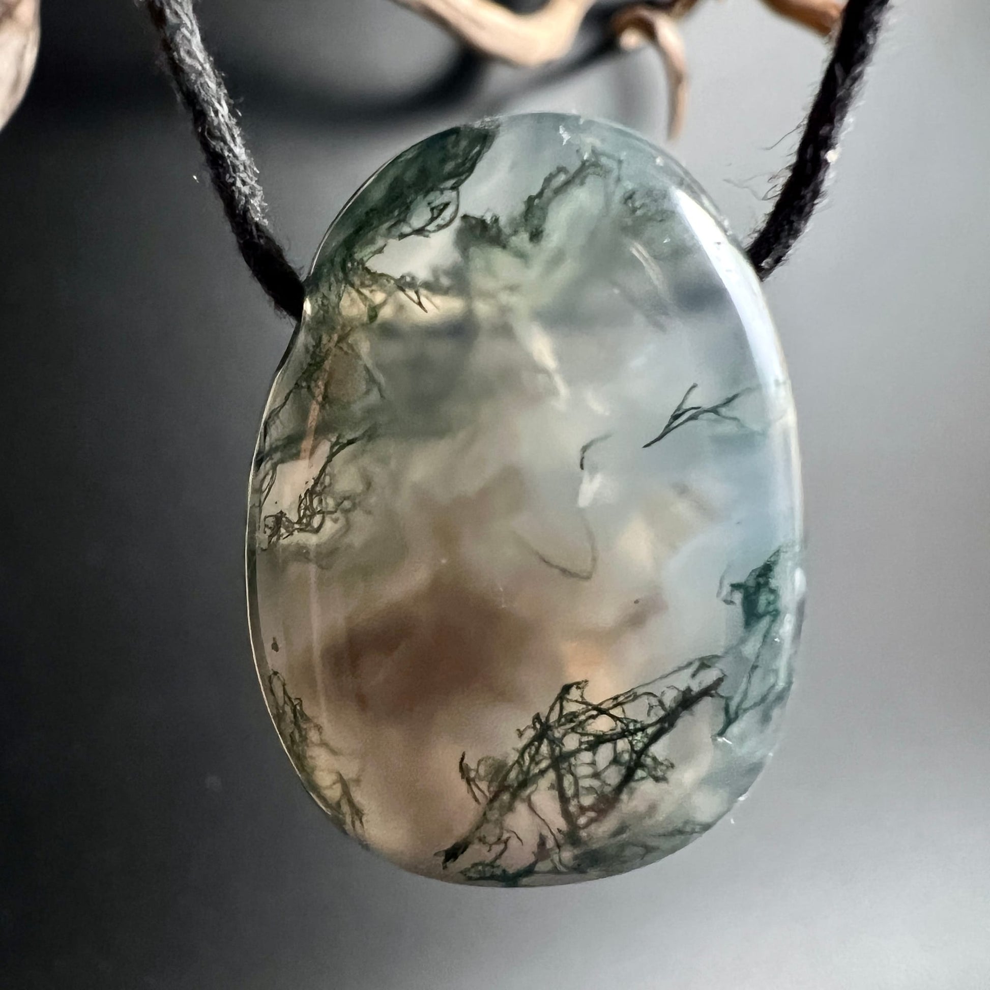 Moosachat Unikat | Brasilien | hängend am schwarzen Band | dunkle moos-grüne Dendriten | wie ein Miniaturwald | Happy Minerals