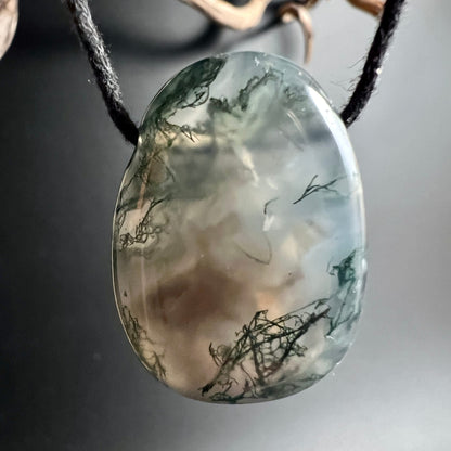 Moosachat Unikat | Brasilien | hängend am schwarzen Band | dunkle moos-grüne Dendriten | wie ein Miniaturwald | Happy Minerals