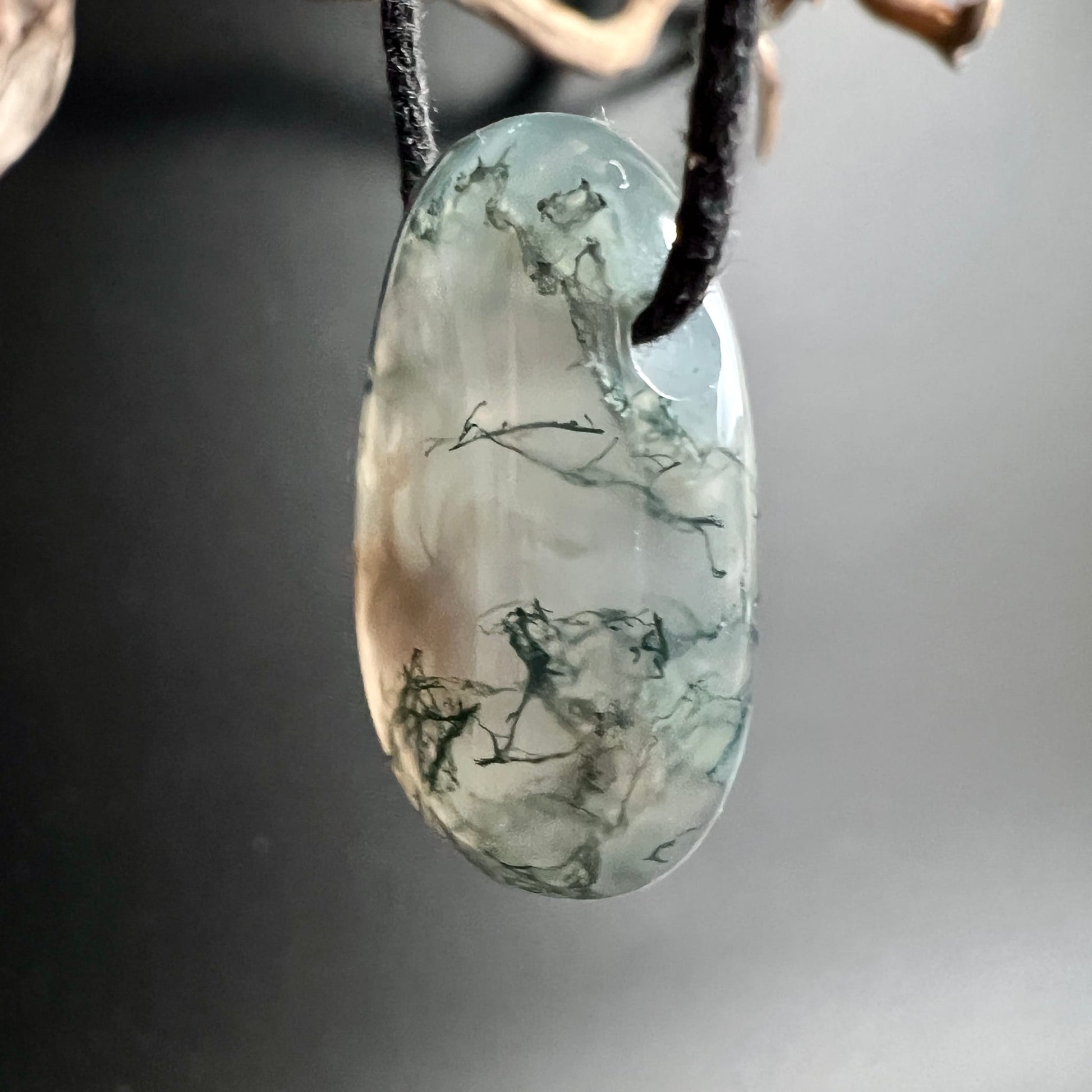 Moosachat Unikat | Brasilien | Seitenansicht hängend | längliche Tropfenform | feine schwarze Verzweigungen | transparent | Happy Minerals