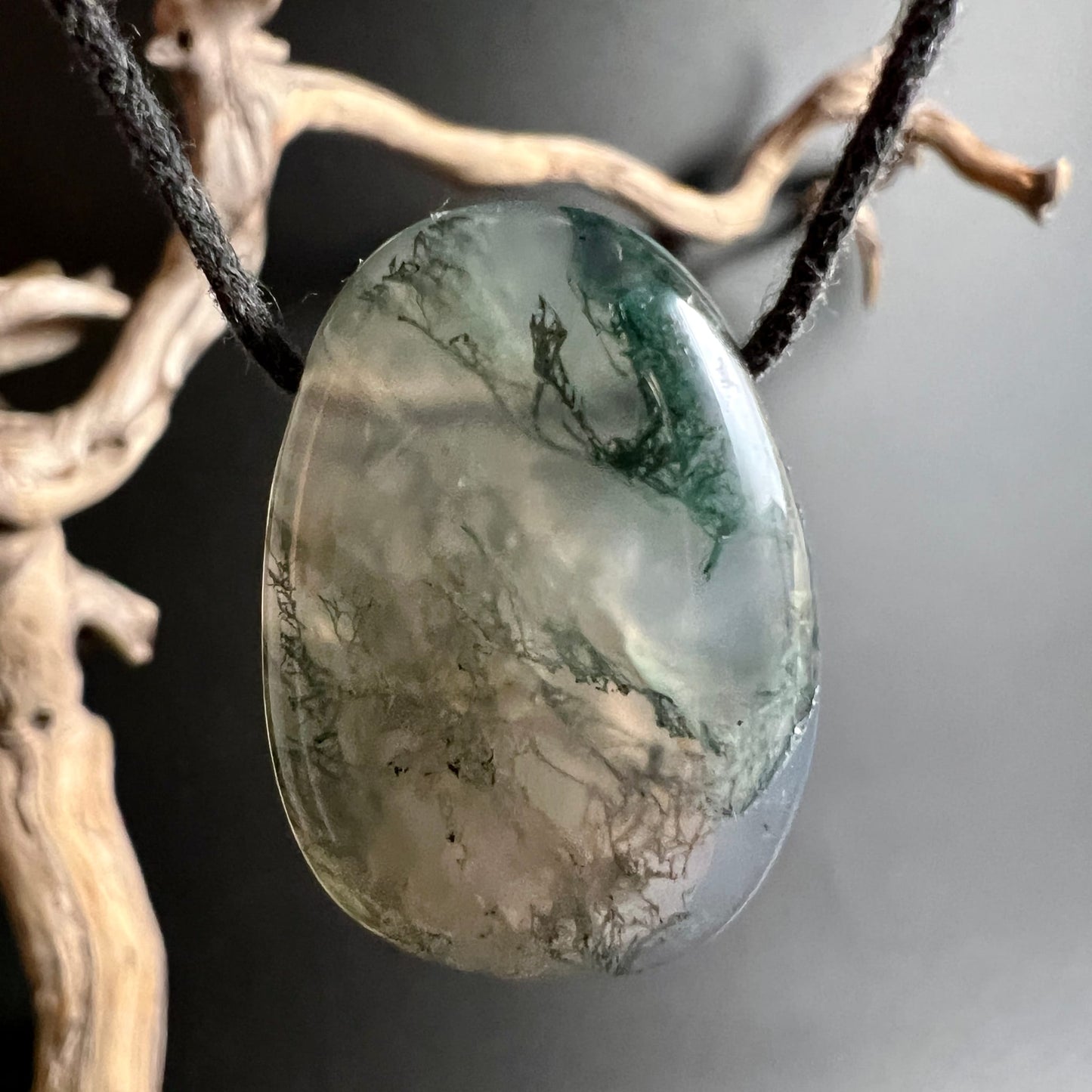 Moosachat Unikat | Brasilien | vor Treibholz | satte grüne Einschlüsse oben | traumhafte Landschaftsoptik | Happy Minerals