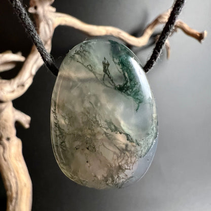 Moosachat Unikat | Brasilien | vor Treibholz | satte grüne Einschlüsse oben | traumhafte Landschaftsoptik | Happy Minerals