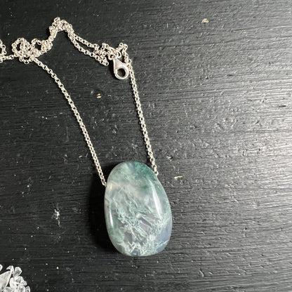 Moosachat Unikat | Brasilien | auf schwarzem Untergrund | Silberkette | ovale Form | mintgrüne Farbakzente | Happy Minerals