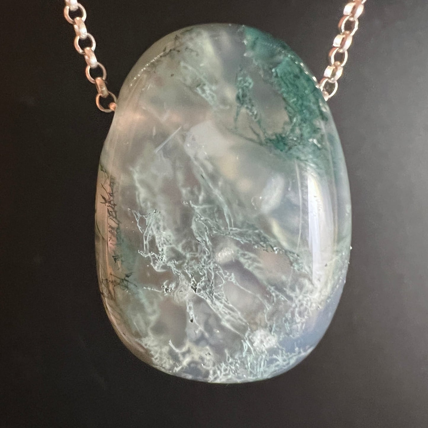 Moosachat Unikat | Brasilien | Nahaufnahme Silberkette | intensive türkis-grüne Dendriten | eisblau schimmernde Basis | Happy Minerals