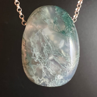 Moosachat Unikat | Brasilien | Nahaufnahme Silberkette | intensive türkis-grüne Dendriten | eisblau schimmernde Basis | Happy Minerals