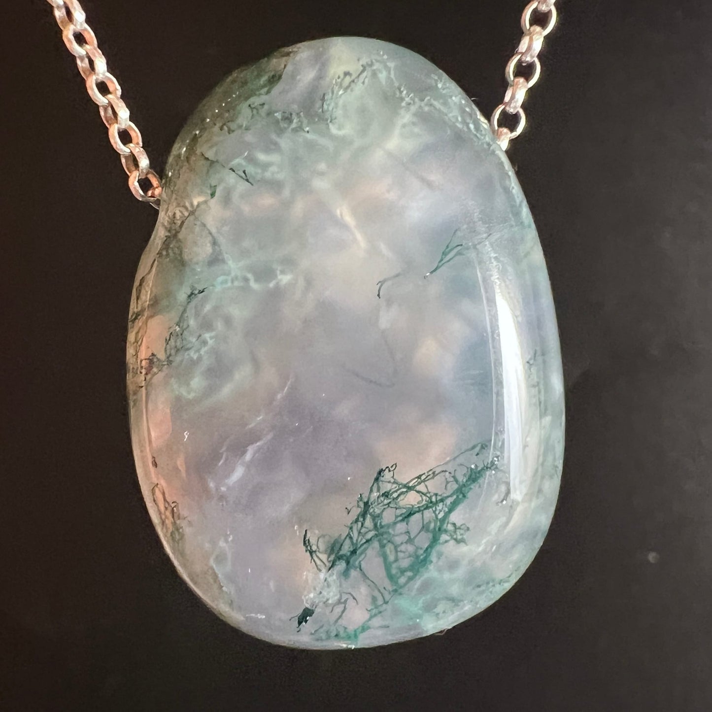 Moosachat Unikat | Brasilien | Silberkette Detailansicht | zartes Flieder und Mint | elegante Tropfenform | feine Mooszeichnung | Happy Minerals