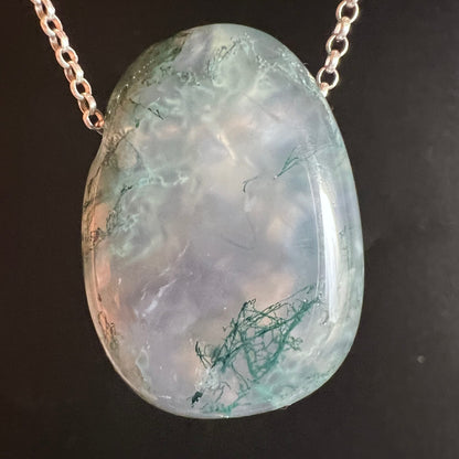 Moosachat Unikat | Brasilien | Silberkette Detailansicht | zartes Flieder und Mint | elegante Tropfenform | feine Mooszeichnung | Happy Minerals