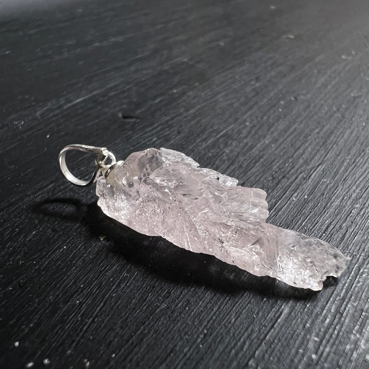 Morganit Rohstein-Anhaenger, blassrosa transparent mit gerippter Oberflaeche, laenglich, Silieroese | Happy Minerals