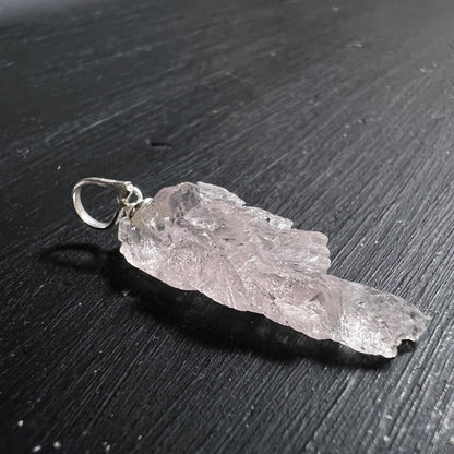 Morganit Rohstein-Anhaenger, blassrosa transparent mit gerippter Oberflaeche, laenglich, Silieroese | Happy Minerals