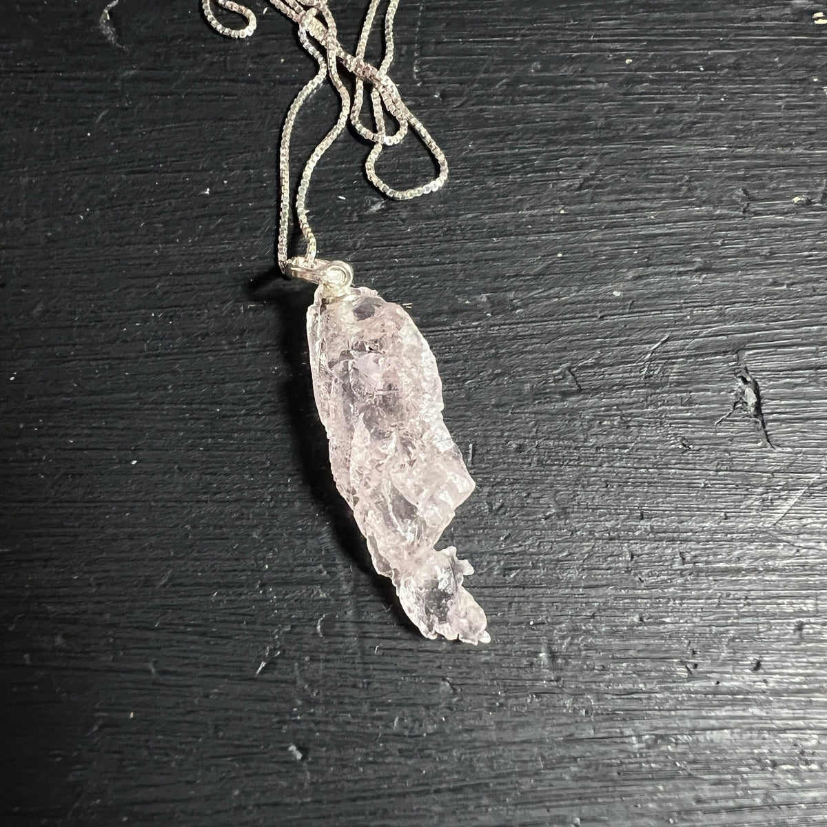 Morganit Rohstein-Anhaenger, laenglich, blassrosa mit rissiger Oberflaeche und Glaskanten, Silberkette | Happy Minerals