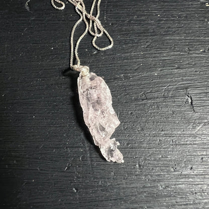 Morganit Rohstein-Anhaenger, laenglich, blassrosa mit rissiger Oberflaeche und Glaskanten, Silberkette | Happy Minerals