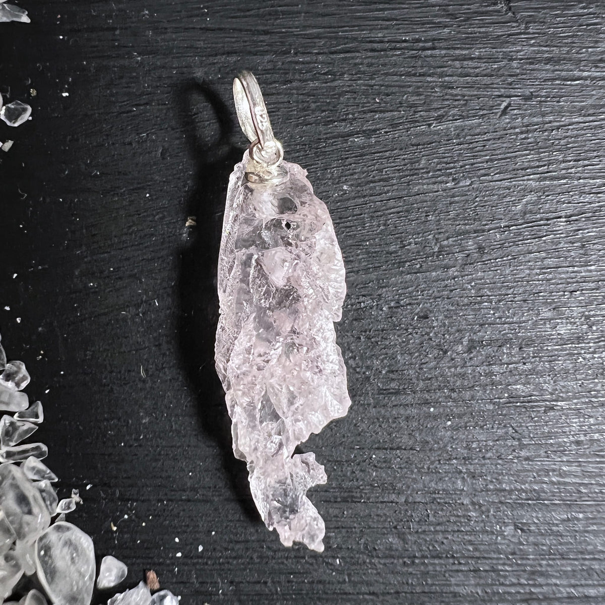Morganit Rohstein-Anhaenger blassrosa, laenglich mit rauer Bruchkante und Silberoese | Happy Minerals