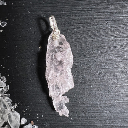 Morganit Rohstein-Anhaenger blassrosa, laenglich mit rauer Bruchkante und Silberoese | Happy Minerals