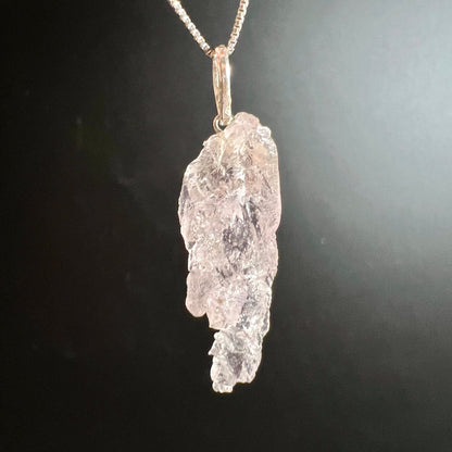 Morganit Rohstein-Anhänger blassrosa transluzent mit rauer Bruchkante an silberner Kette | Happy Minerals