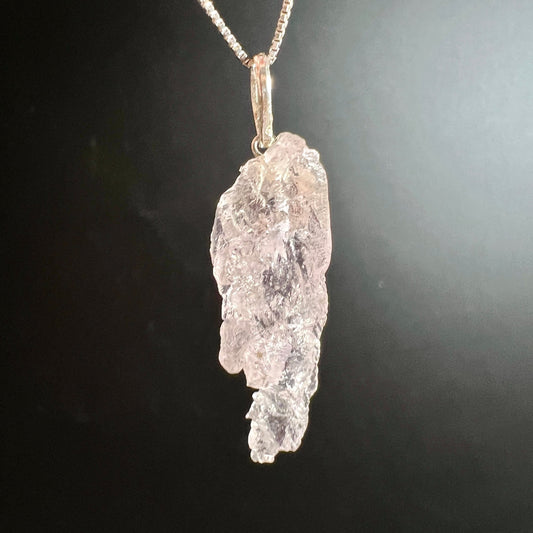 Morganit Rohstein-Anhänger blassrosa transluzent mit rauer Bruchkante an silberner Kette | Happy Minerals