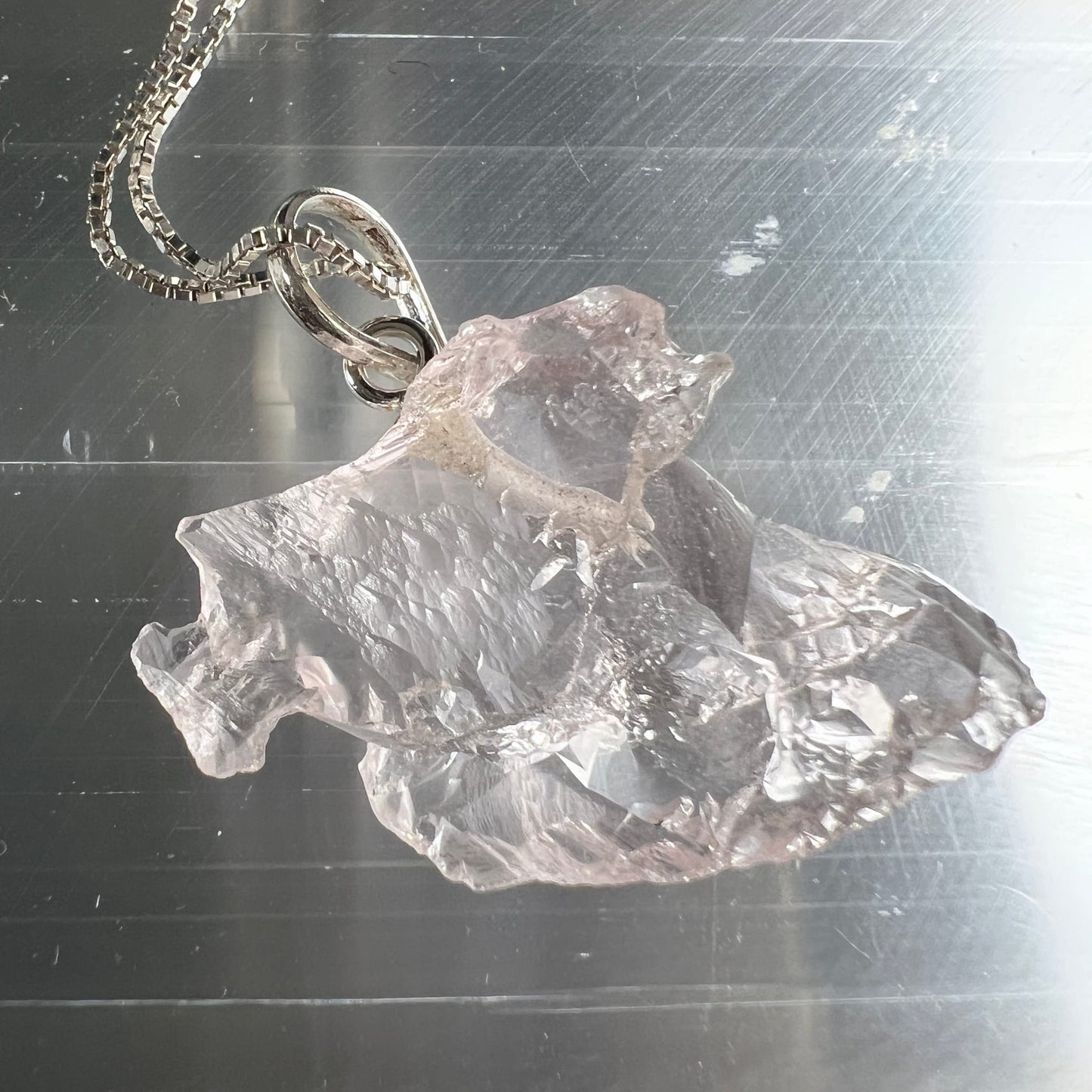 Morganit Anhänger auf Metall | glänzende Facetten | rosa Schimmer | Happy Minerals