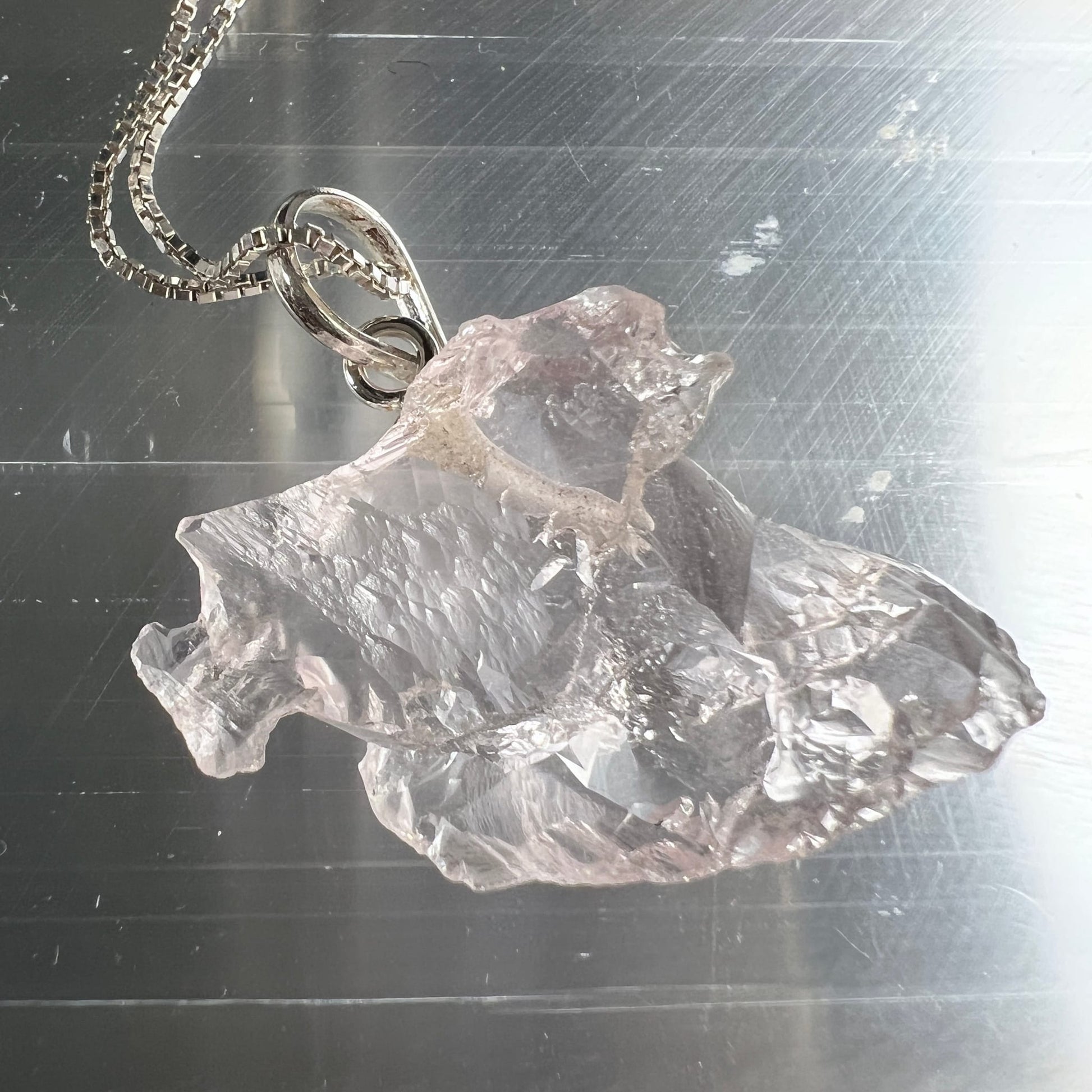 Morganit Anhänger auf Metall | glänzende Facetten | rosa Schimmer | Happy Minerals