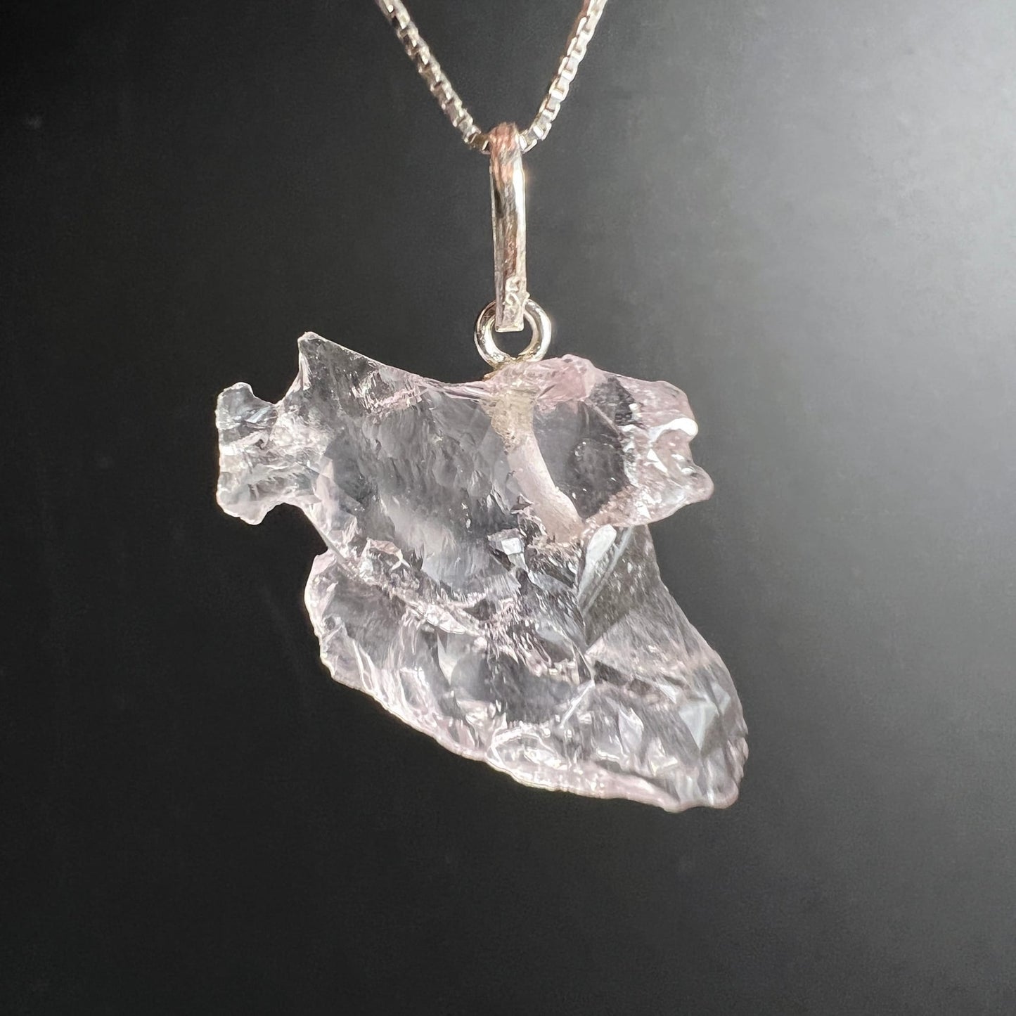 Morganit Kettenanhänger | Rückseite mit rauer Textur | pastellrosa Glanz | Happy Minerals