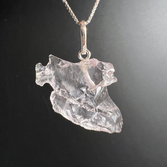 Morganit Kettenanhänger | Rückseite mit rauer Textur | pastellrosa Glanz | Happy Minerals