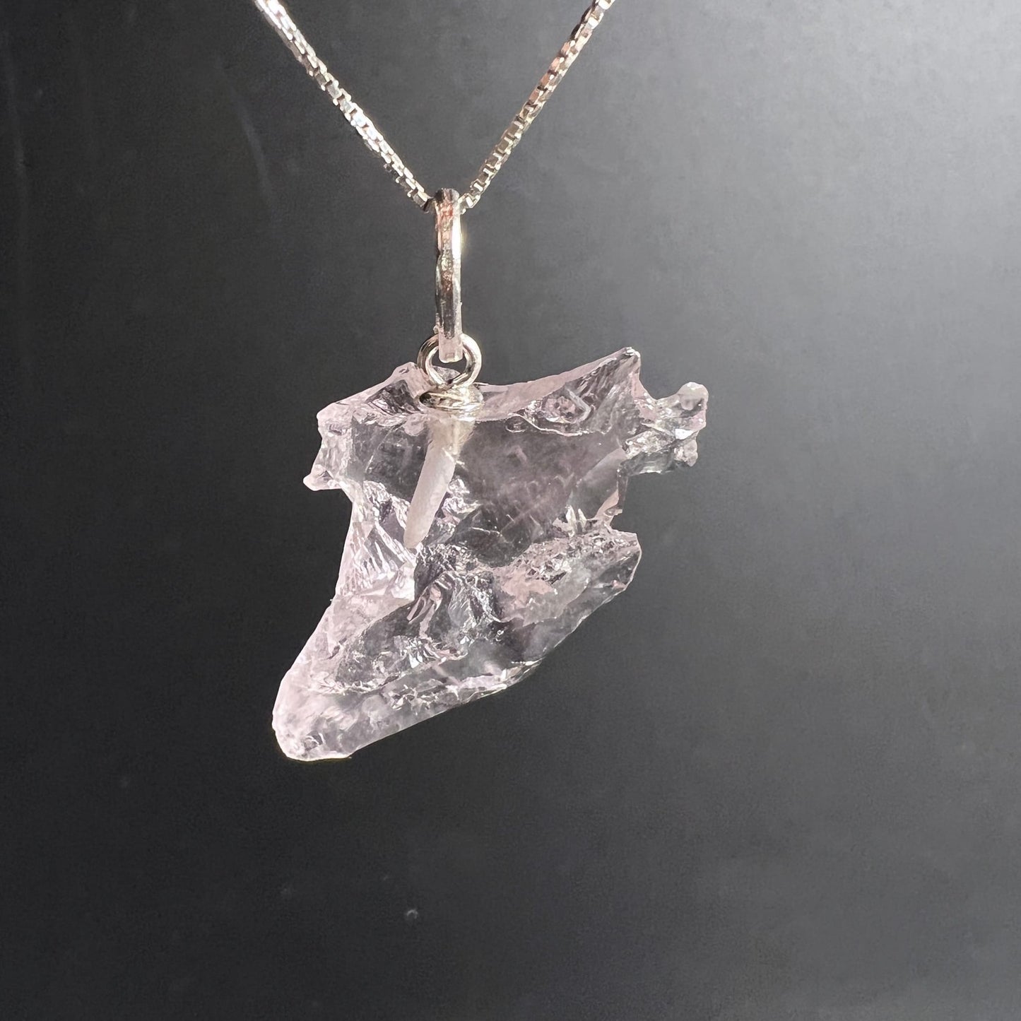 Morganit Anhänger an Silberkette | zarter Rosaton | funkelnde Oberfläche | Happy Minerals