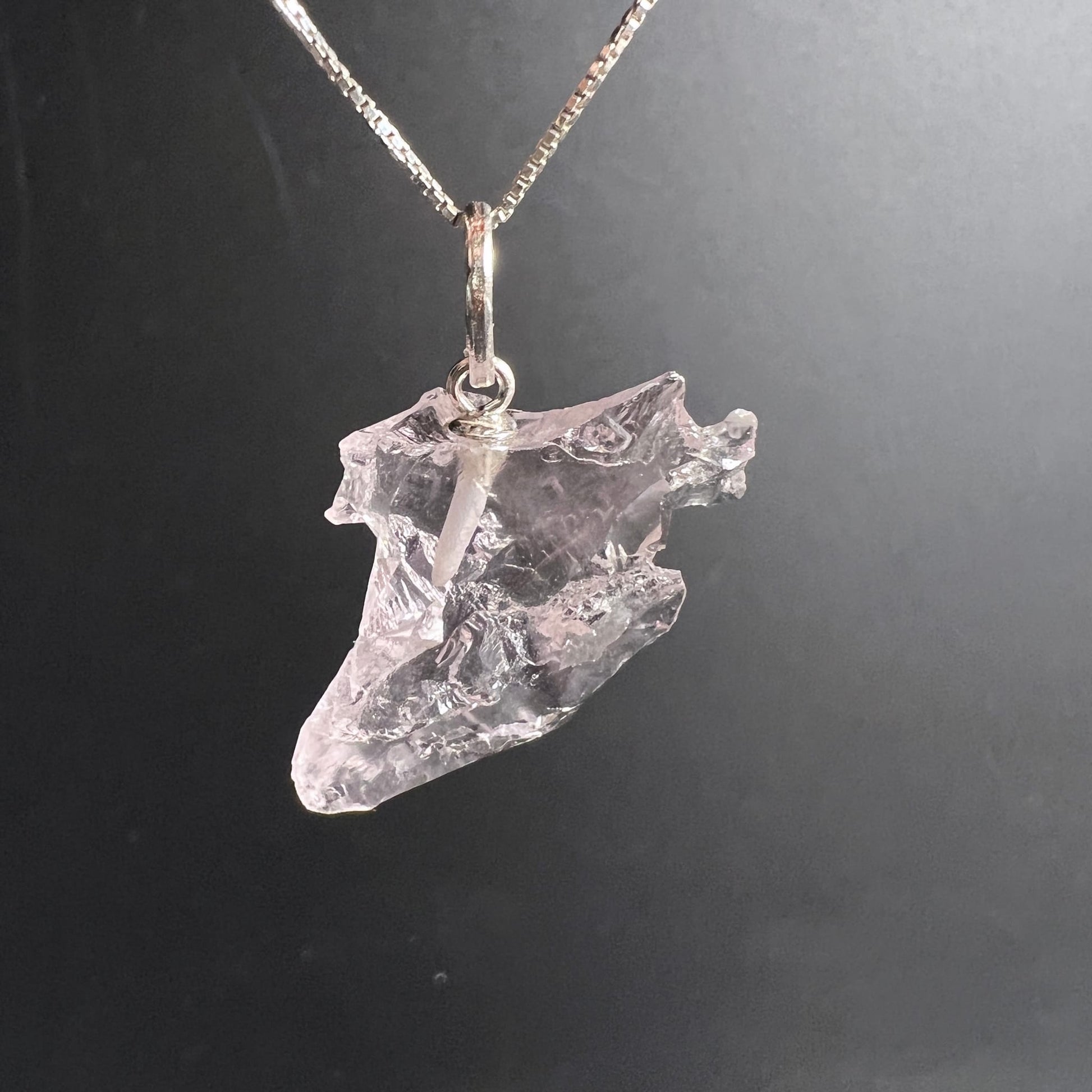 Morganit Anhänger an Silberkette | zarter Rosaton | funkelnde Oberfläche | Happy Minerals