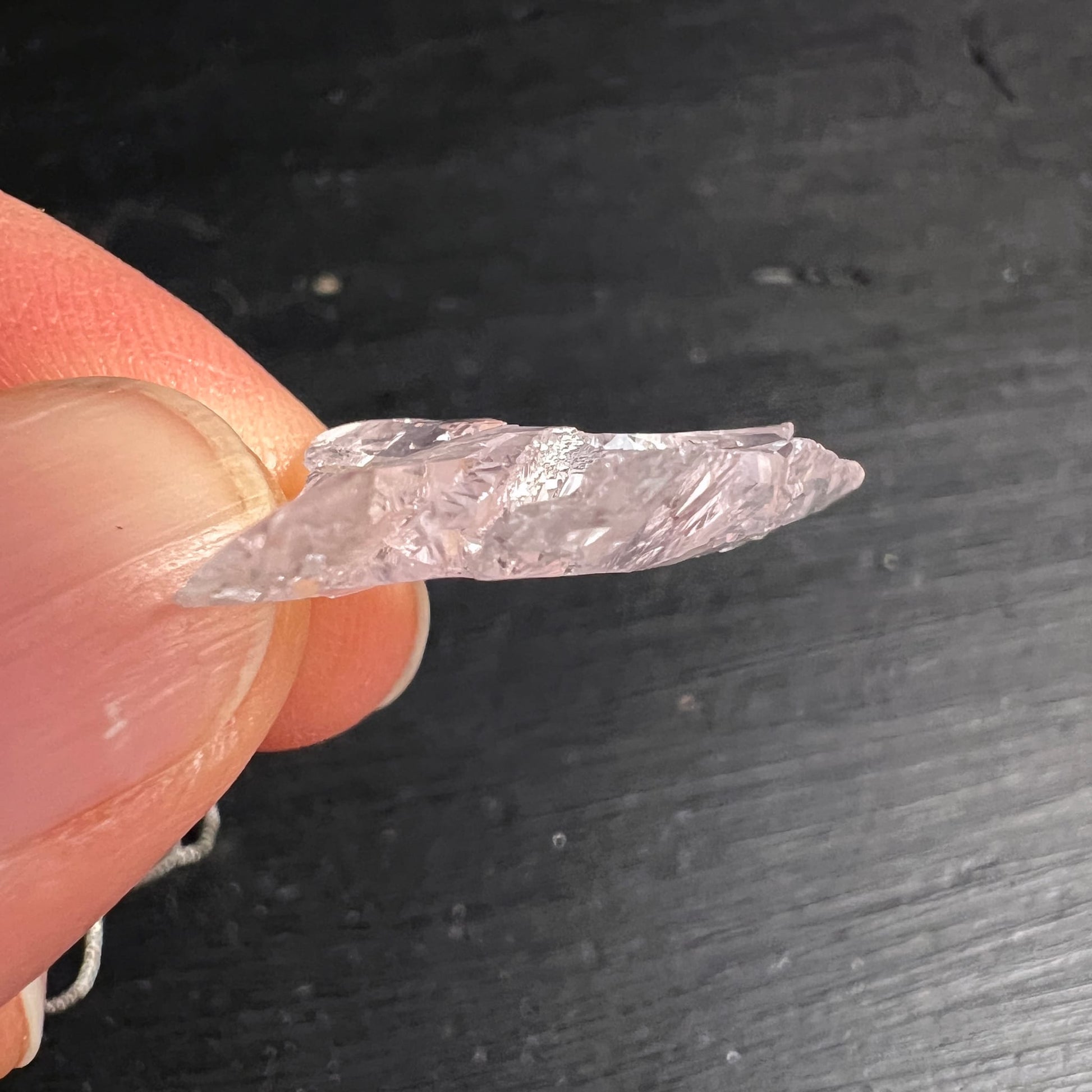 Morganit Kristallspitze seitlich | schmale Facette | rosa Klarheit | Happy Minerals