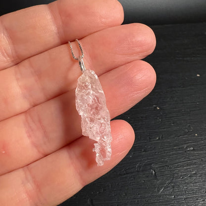 Morganit Rohstein-Anhaenger, blassrosa transluzent mit rauer Bruchkante, an Silberoese | Happy Minerals