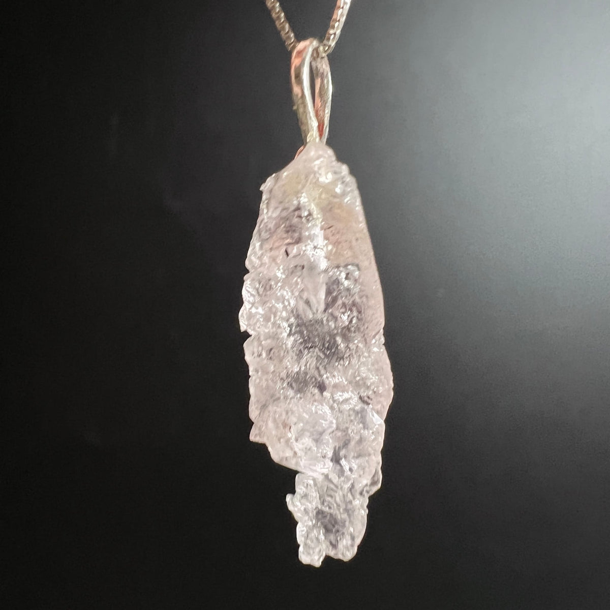 Morganit Rohstein-Anhaenger blassrosa mit kristalliner Bruchflaeche, laenglich, an Silieroese | Happy Minerals