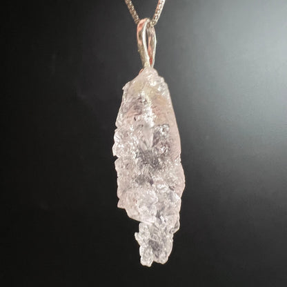 Morganit Rohstein-Anhaenger blassrosa mit kristalliner Bruchflaeche, laenglich, an Silieroese | Happy Minerals