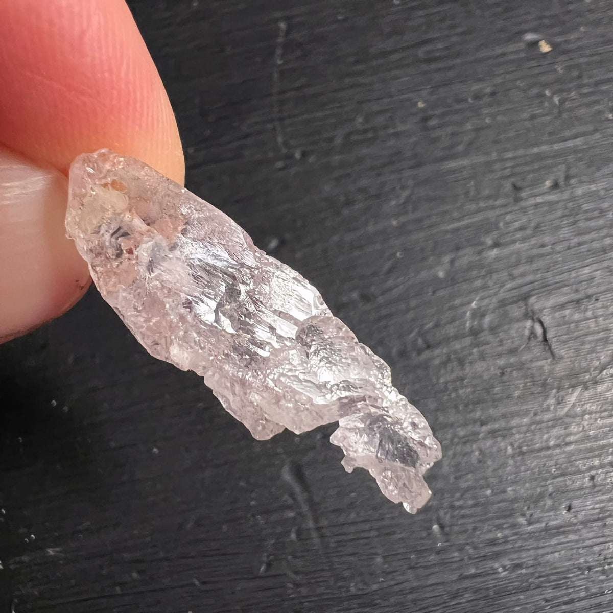 Morganit Rohstein-Anhaenger blassrosa transparent mit kristalliner Stabform und glasigem Glanz | Happy Minerals