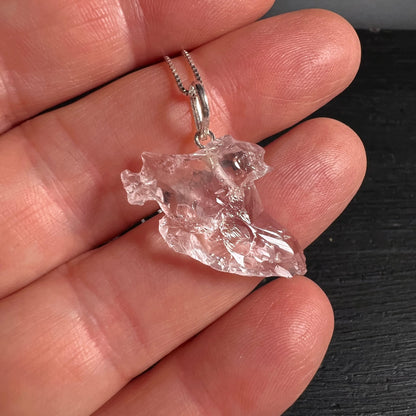 Morganit Rohstein in der Hand | zarte rosa Farbe | Größenvergleich | Happy Minerals
