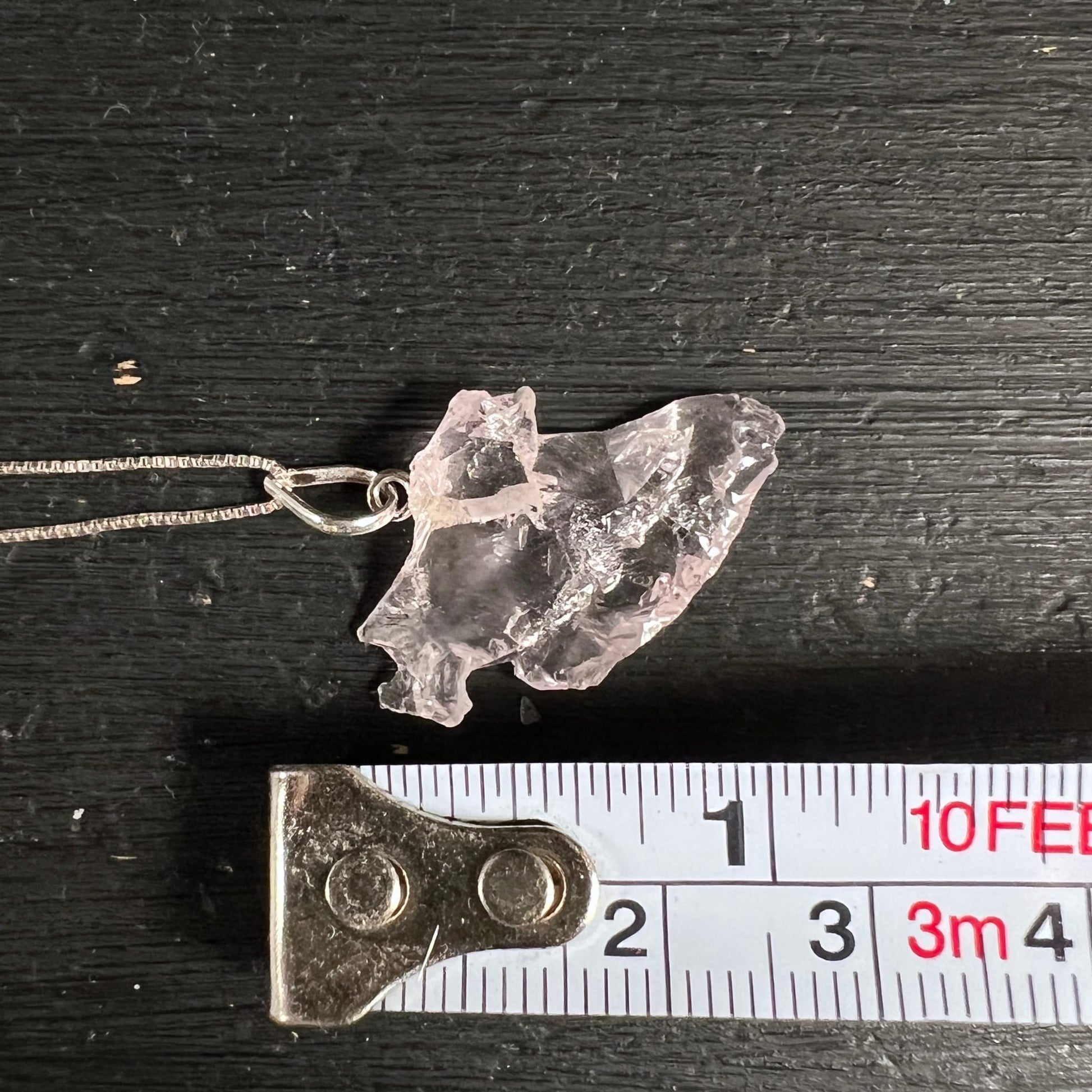 Morganit Rohstein mit Maßband | Größenangabe | zarte rosa Kristallform | Happy Minerals