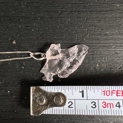 Morganit Rohstein mit Maßband | Größenangabe | zarte rosa Kristallform | Happy Minerals