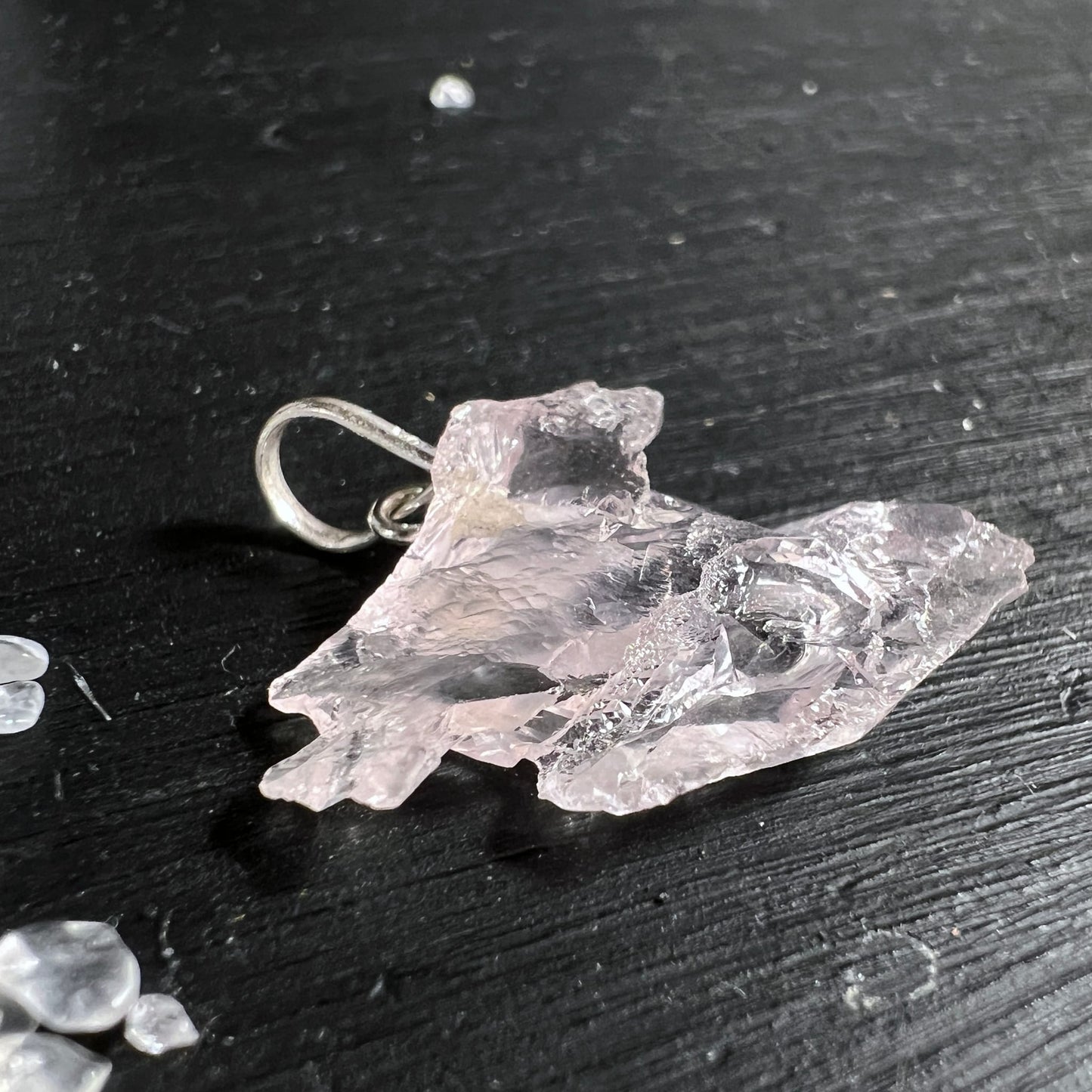 Morganit Rohstein Nahaufnahme | rosa Facetten | rustikale Kanten | Unikat | Happy Minerals