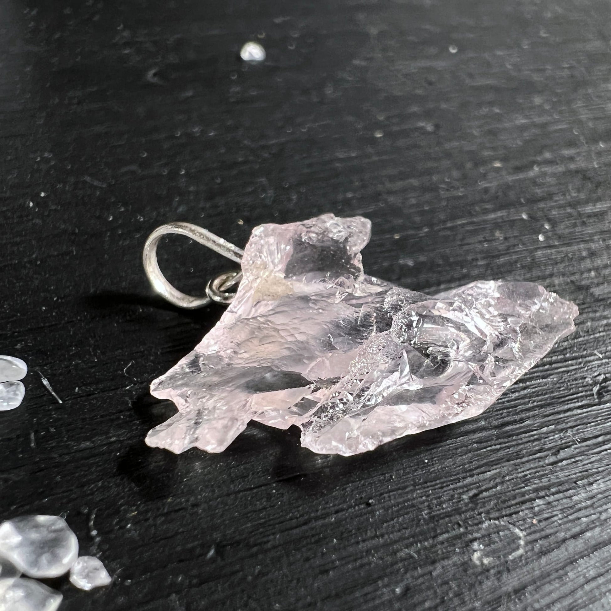 Morganit Rohstein Nahaufnahme | rosa Facetten | rustikale Kanten | Unikat | Happy Minerals