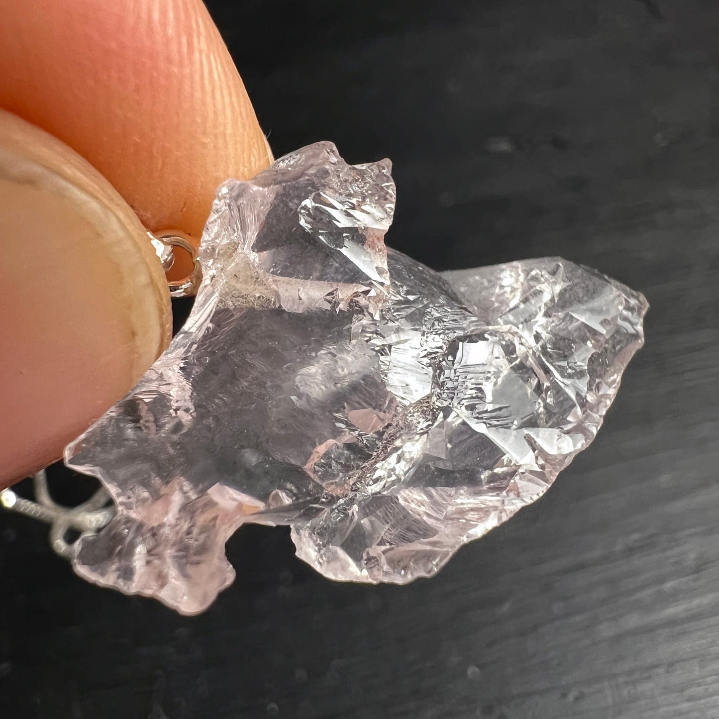 Morganit Rohstein Detail | Öse und Kristallkante | zartes Rosa | Happy Minerals