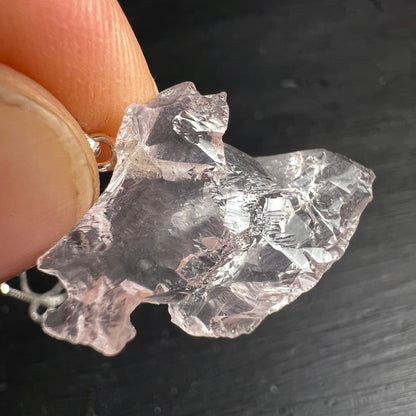 Morganit Rohstein Detail | Öse und Kristallkante | zartes Rosa | Happy Minerals