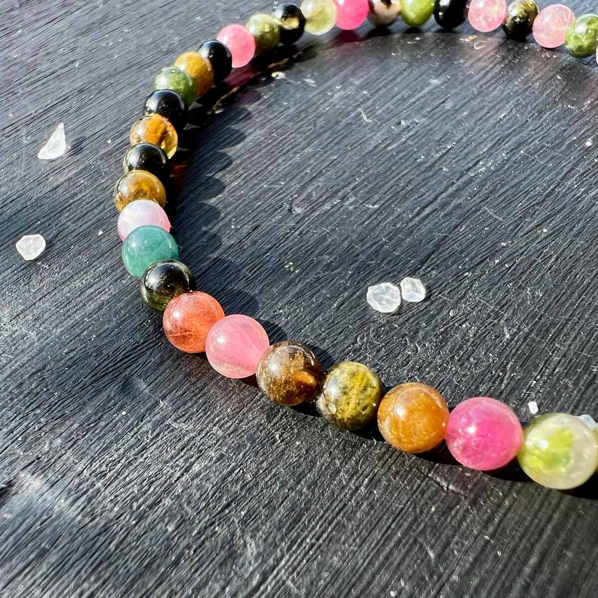 Multicolor Turmalin Armband 4mm Detailaufnahme mit bunten Perlen | Rosa Grün Blau | Happy Minerals