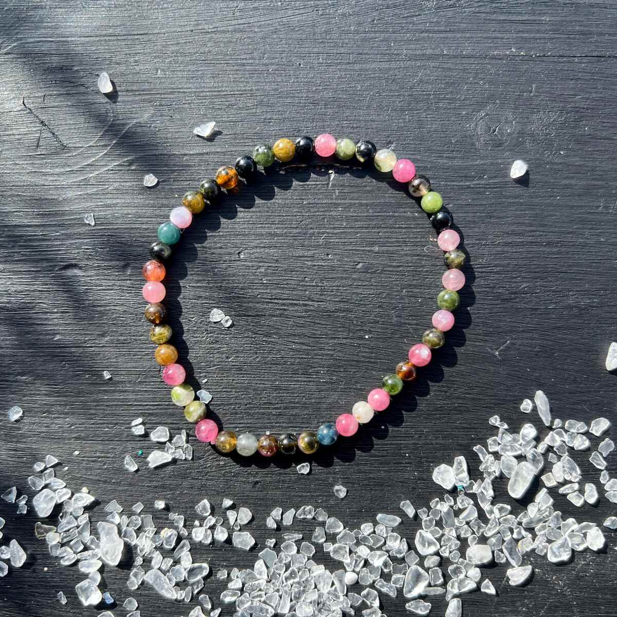 Buntes Turmalin Perlenarmband Regenbogenfarben auf dunklem Holz | Elastisch | Happy Minerals