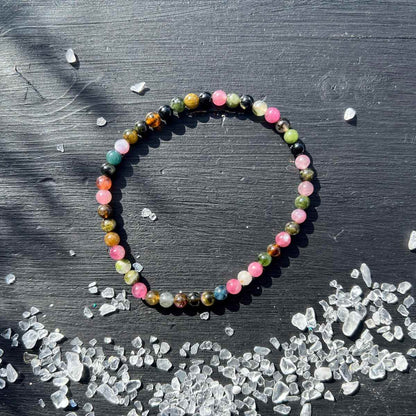 Buntes Turmalin Perlenarmband Regenbogenfarben auf dunklem Holz | Elastisch | Happy Minerals
