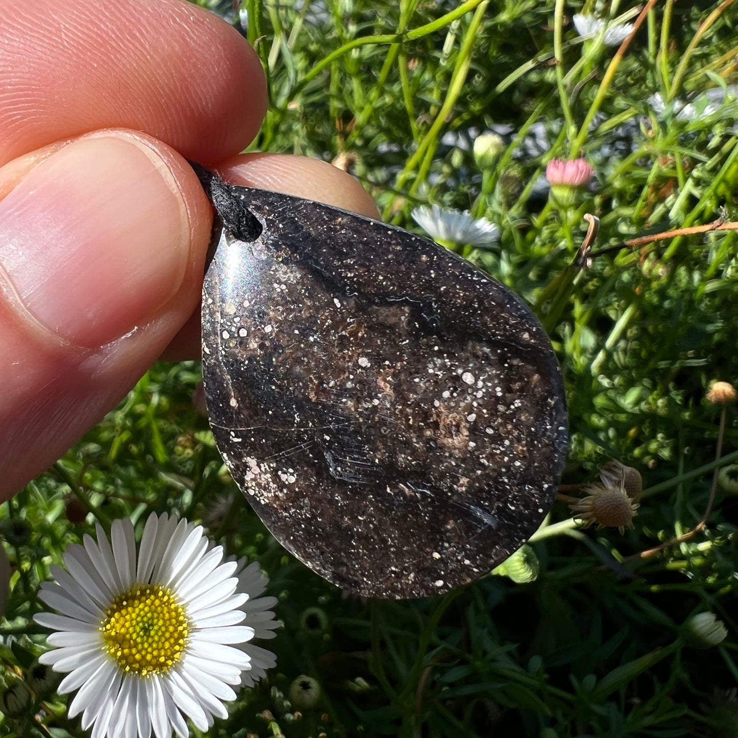 Mystischer Merlinit Anhänger | Vorderseite | dunkle Galaxymaserung | Gänseblümchen | Happy Minerals