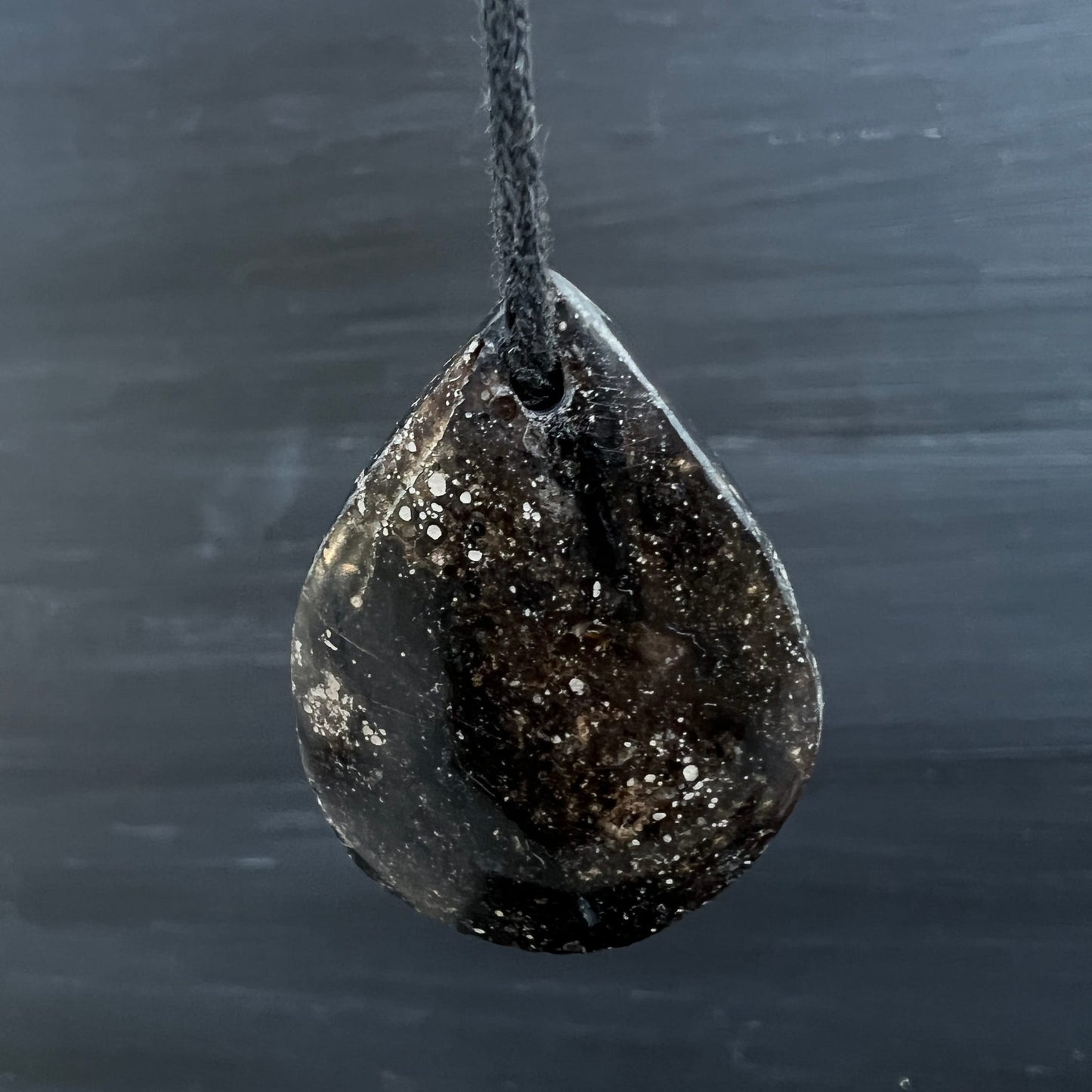Mystischer Merlinit Gabbro | freischwebend | dunkler Hintergrund | mystische Ausstrahlung | Happy Minerals