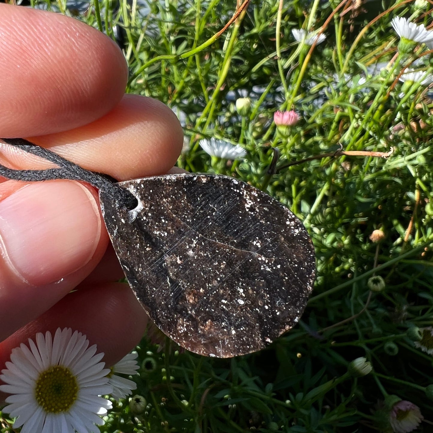 Mystischer Merlinit | flache Rückseite | silbrige Sprenkel | Kratzer sichtbar | Happy Minerals