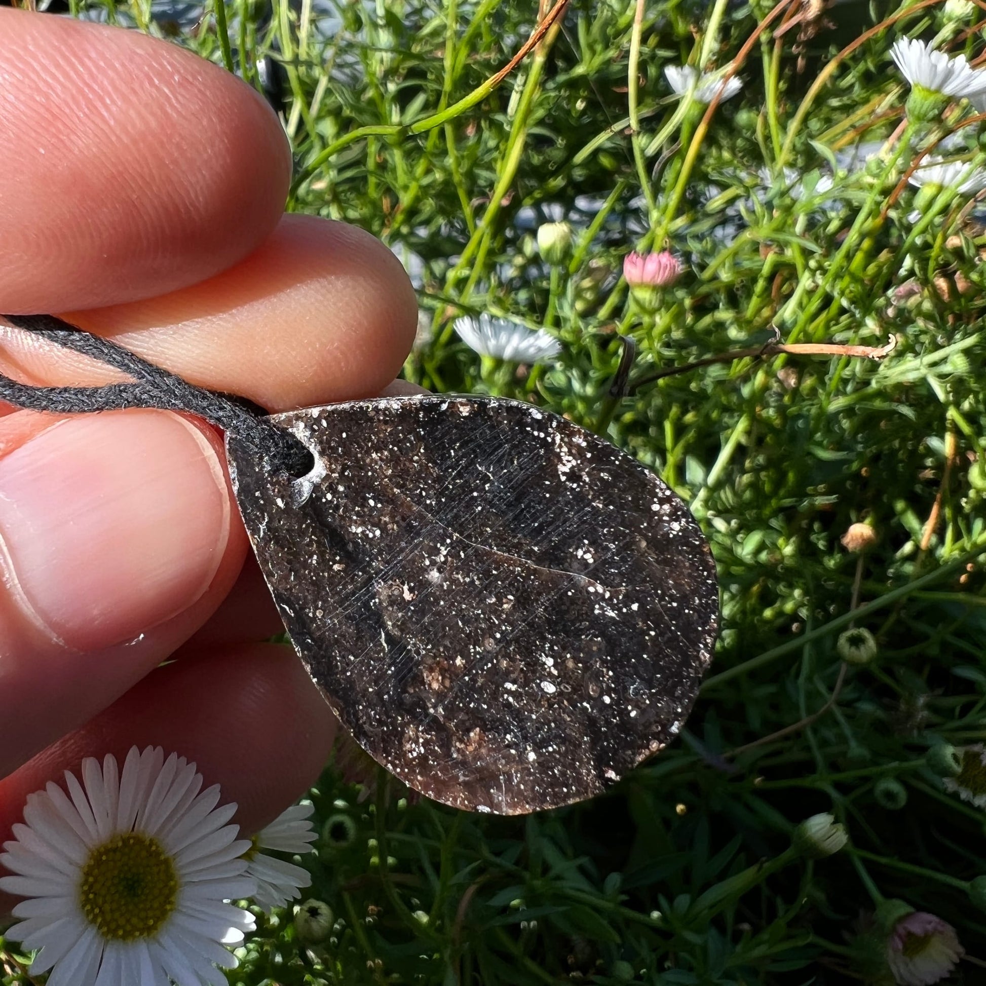 Mystischer Merlinit | flache Rückseite | silbrige Sprenkel | Kratzer sichtbar | Happy Minerals