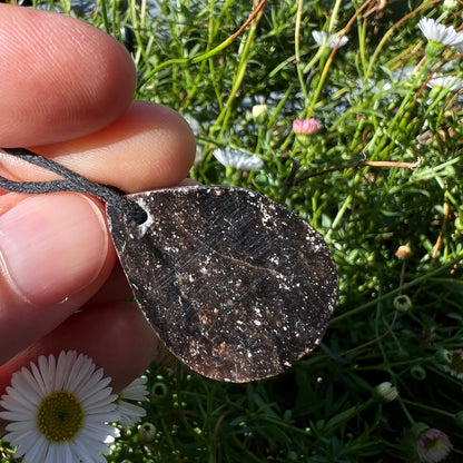 Mystischer Merlinit | flache Rückseite | silbrige Sprenkel | Kratzer sichtbar | Happy Minerals