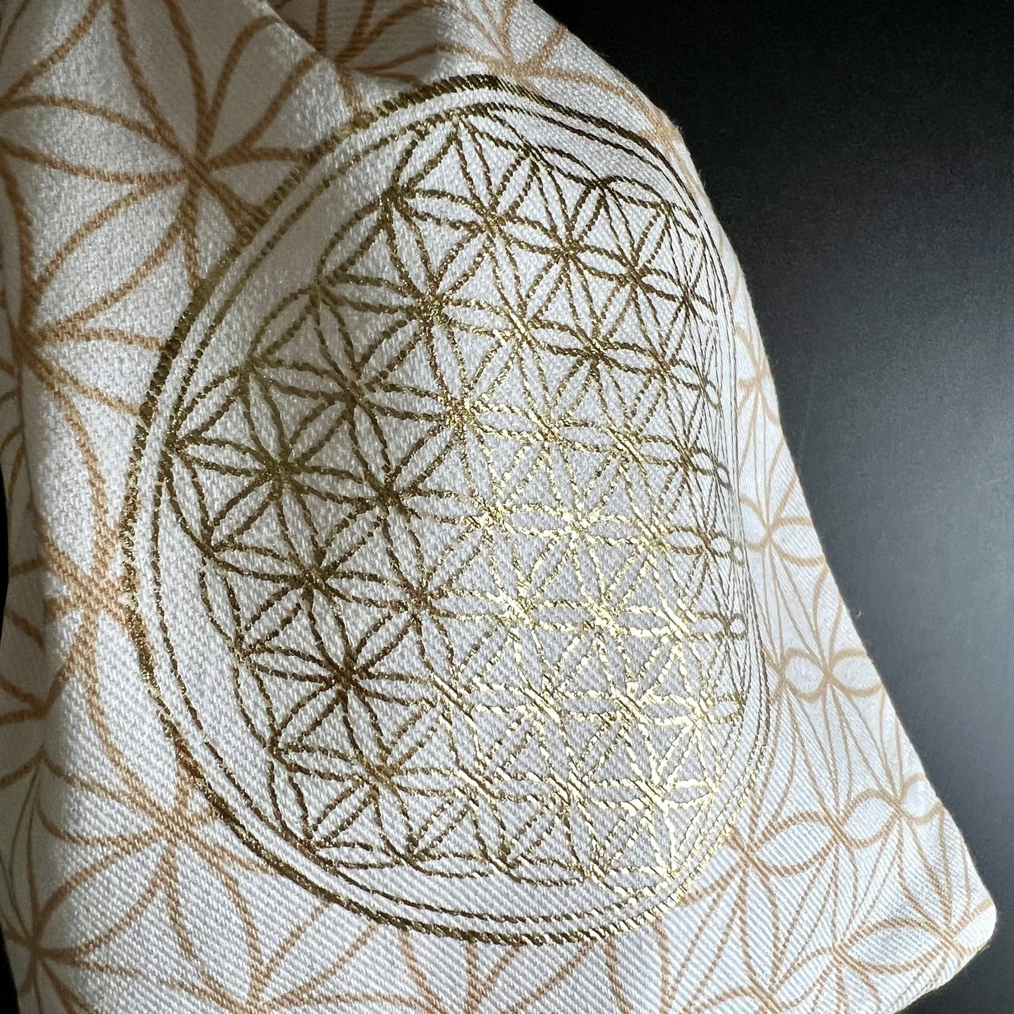 Nahaufnahme Blume des Lebens Aufdruck | gold glänzend | Baumwollstruktur | weißer Beutel | Happy Minerals