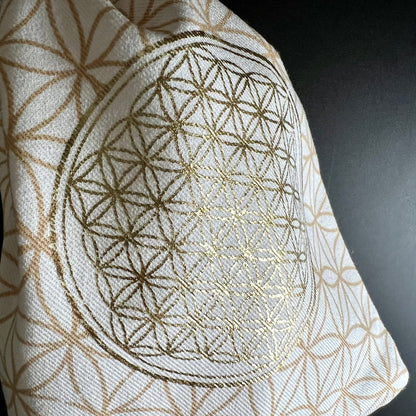 Nahaufnahme Blume des Lebens Aufdruck | gold glänzend | Baumwollstruktur | weißer Beutel | Happy Minerals