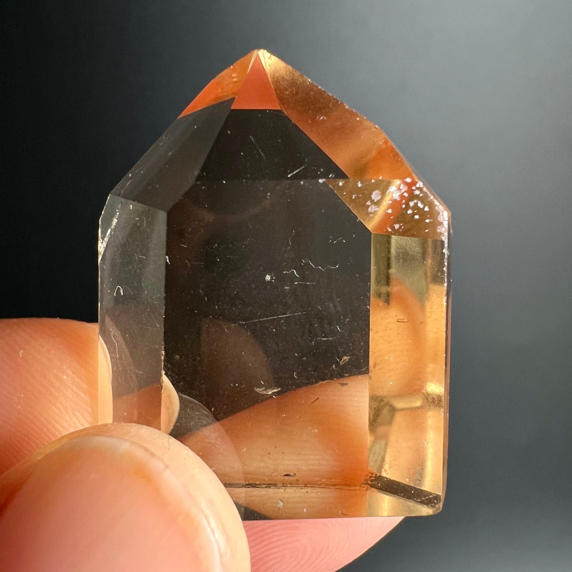 Naturcitrin in Hand | Größenvergleich | goldgelber Kristall | warme Farbtöne | Madagaskar Unikat | Happy Minerals