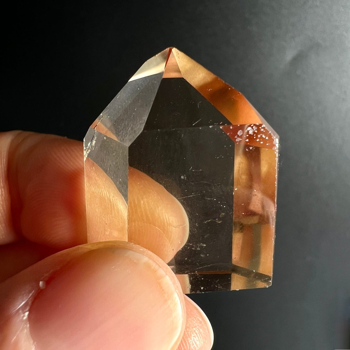 Naturcitrin Handhaltung | durchscheinende Struktur | honiggelbe Transparenz | warmes Licht | Happy Minerals